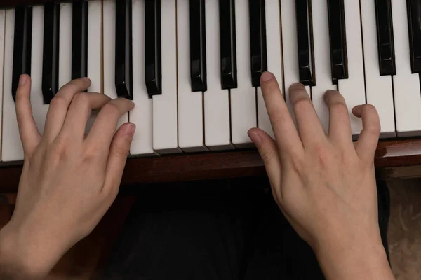 Horizontal Photo Hands Girl Playing Piano Close — Stock Photo, Image