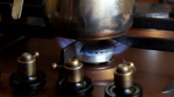 ガスの炊飯器はガスを燃焼させると火にやかんを置く誰か — ストック動画