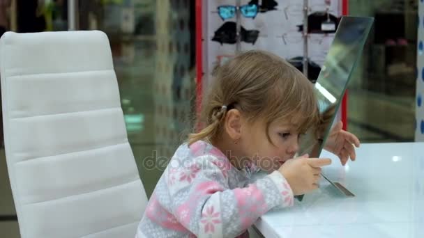 Маленька Дівчинка Робить Обличчя Перед Дзеркалом — стокове відео