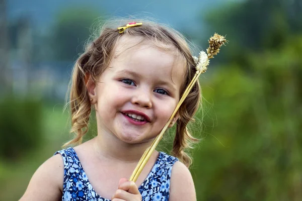 Маленькая Девочка Положила Колоски Пшеницы Лицо — стоковое фото