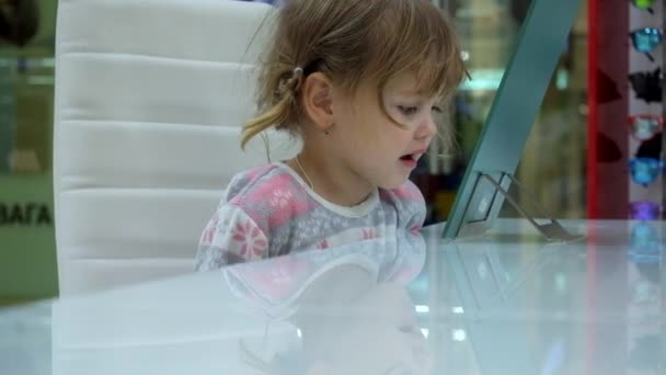 Kleines Mädchen Macht Gesichter Vor Dem Spiegel — Stockvideo