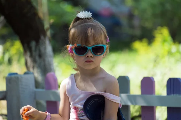  Güneş gözlüğü ile çıplak omzuna küçük bir fashionista