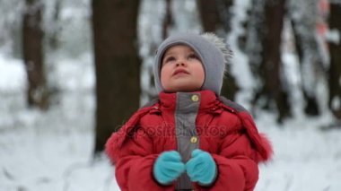 Küçük kız fındık darbelere ve sincap çağırır