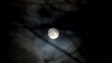 Koşmak-den geçerek gece gökyüzünde soğuk ayın arka planı siyah bulutlar
