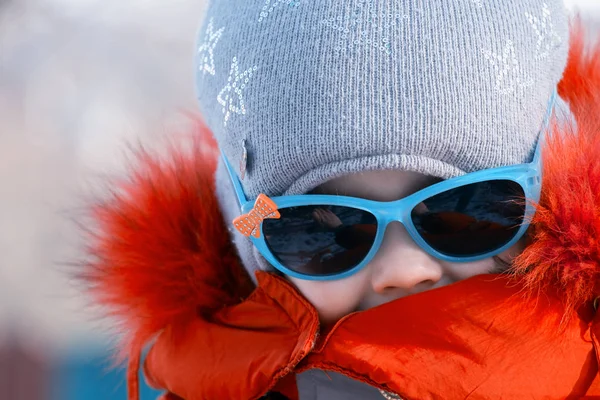 Портрет Маленькой Девочки Солнечных Очках Зимой — стоковое фото