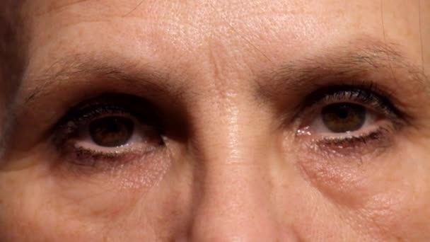 55岁的女人疲惫的眼睛 — 图库视频影像