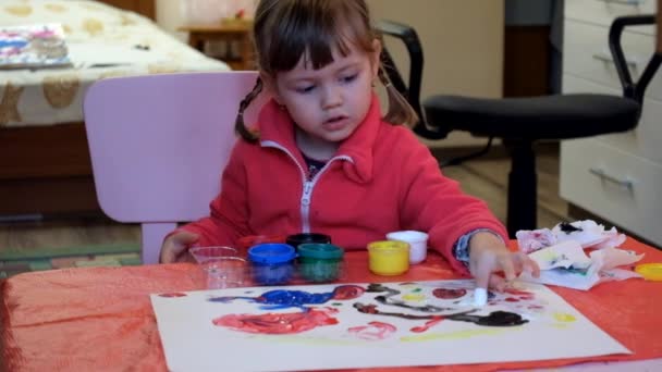 Petite Fille Peint Avec Des Peintures Aux Doigts — Video