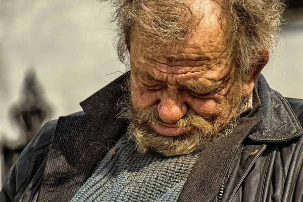 Zolochiv Ukraine April 2018 Homeless Man Sitting Asleep Bench City — Stock Photo, Image