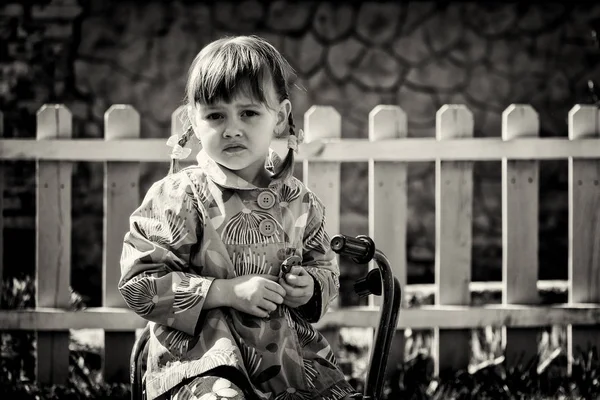 Маленькая Девочка Ретро Трёхколесном Велосипеде Черно Белое Фото Стиле Ретро — стоковое фото
