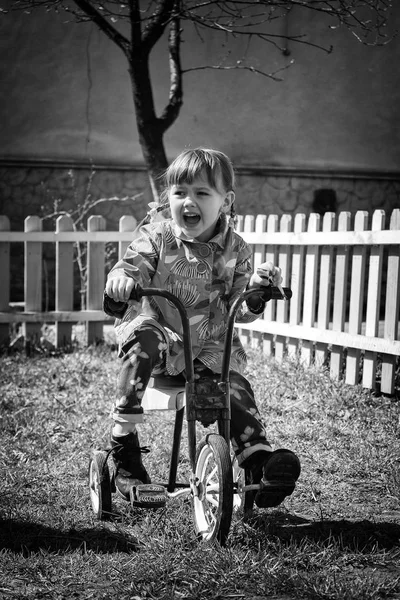 Petite Fille Sur Tricycle Rétro Photo Noir Blanc Dans Style — Photo