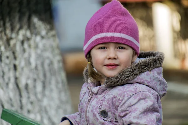 Портрет Маленькой Девочки Коротким Косичком Выглядывающим Пурпурной Весенней Шляпы — стоковое фото