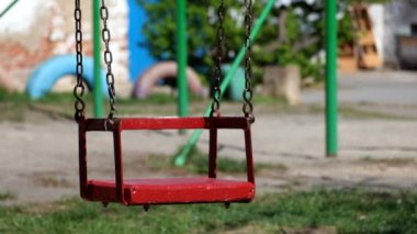 Çocuk salıncaklar kendileri tarafından boş zincir sallanır
