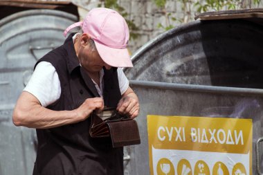 Vinnitsa, Ukrayna - 26 Nisan 2018: çöpçü kadın hayal kırıklığı ile boş bir cüzdana görünüyor
