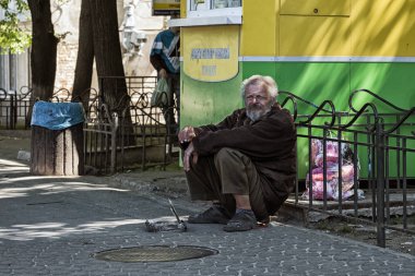 Vinnitsa, Ukrayna - 29 Nisan 2018: aşağı squatted ve yalvarıyor dilenci