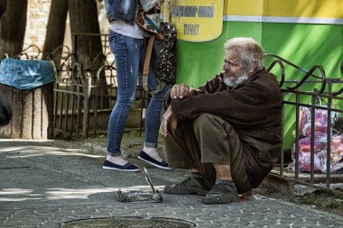 Vinnitsa, Ukrayna - 29 Nisan 2018: aşağı squatted ve yalvarıyor dilenci