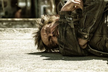 Vinnitsa, Ukrayna - 29 Nisan 2018: Uyuyan evsiz ayyaş portresi