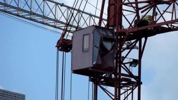 Lentamente girando cabine de um guindaste de torre velha — Vídeo de Stock