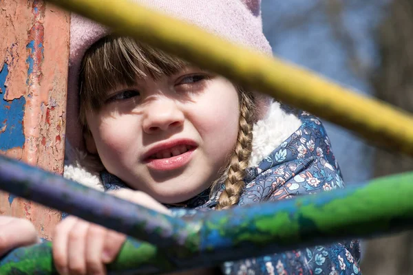 Портрет Маленькой Девочки Через Железные Прутья Лестницы — стоковое фото