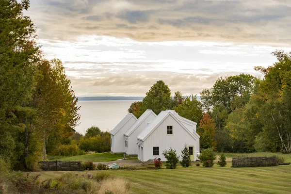 Традиционный дом Новой Англии осенью — стоковое фото