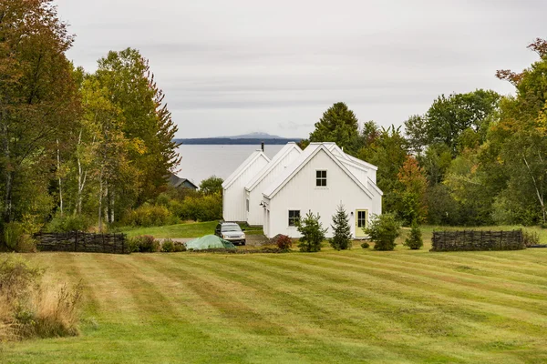 Традиционный дом Новой Англии осенью — стоковое фото