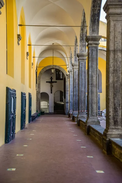 O claustro de San Gregorio Armeno — Fotografia de Stock