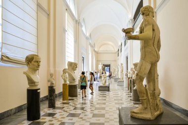 Napoli Ulusal Arkeoloji Müzesi'nde bronz heykel.