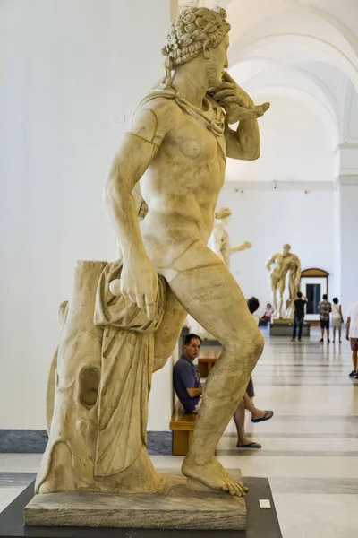 Бронзова статуя в Неаполі Національний археологічний музей. — стокове фото