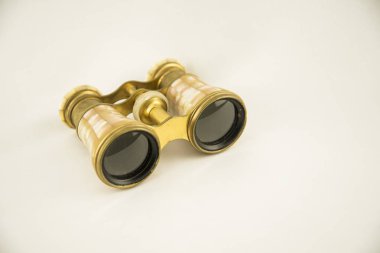 Beyaz bir arka plan üzerinde izole eski opera Dürbünü