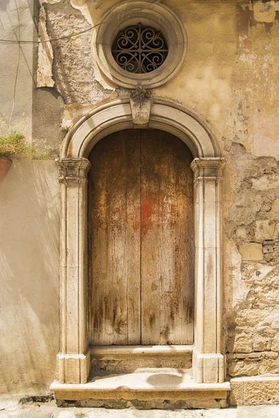 Old Italian door — Stock Photo, Image