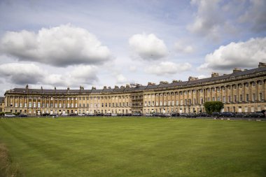 The Circus, Bath 'daki ünlü dairesel Royal Crescent binası.