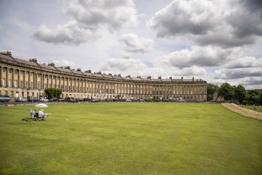 The Circus, Bath 'daki ünlü dairesel Royal Crescent binası.