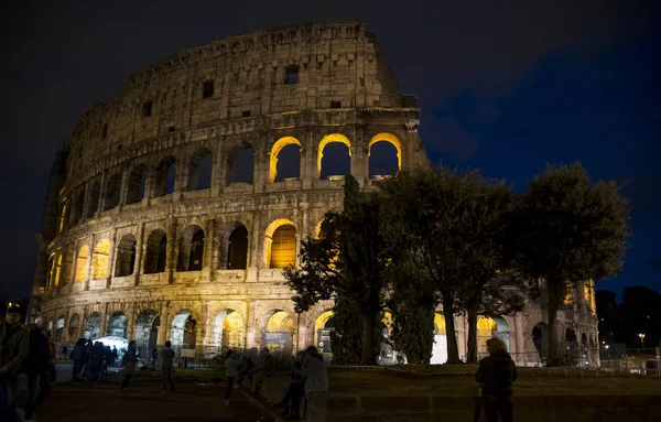 Het Colosseum in de nacht — Stockfoto