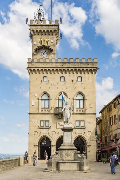 Palacio Público de San Marino y estatua de la Libertad —  Fotos de Stock