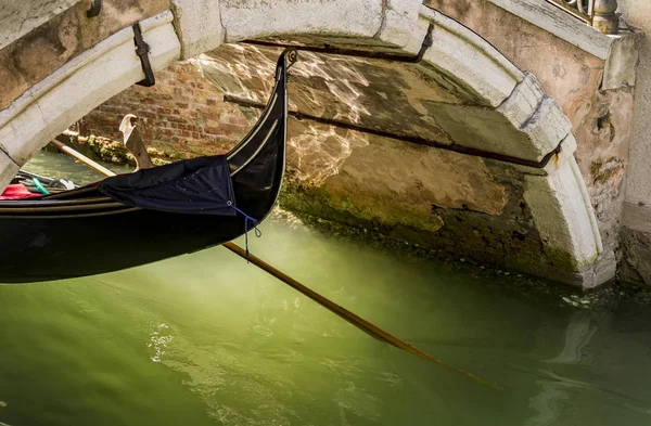 Belle vue sur le canal avec une gondole flottante — Photo