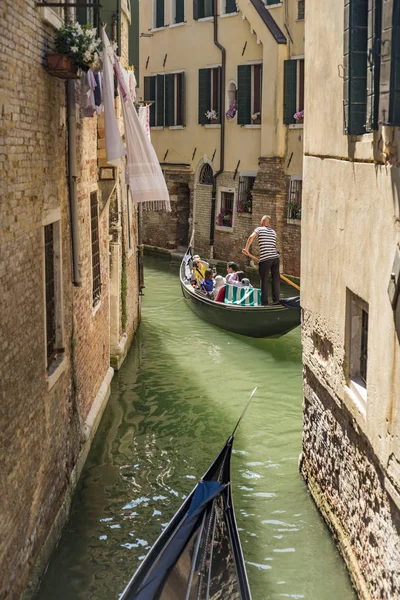 Hermosa vista del canal con una góndola flotante — Foto de Stock