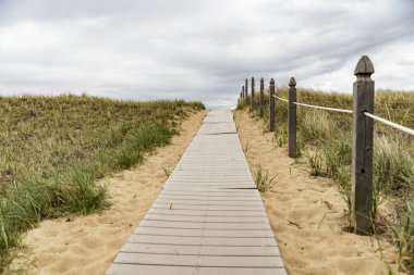 Ahşap yol dunes adlı plaj üzerine.