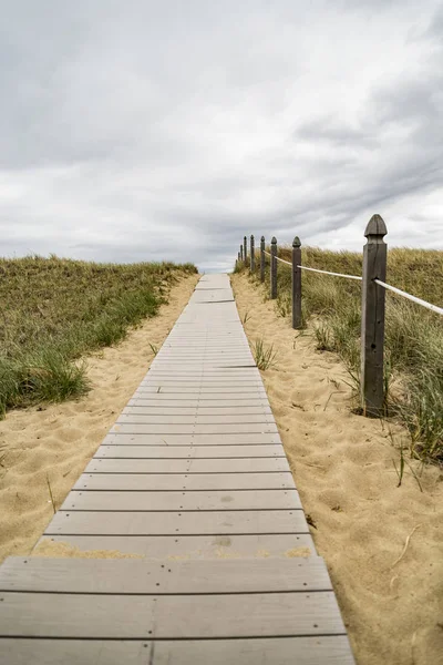 Holzweg über Dünen am Strand. — Stockfoto