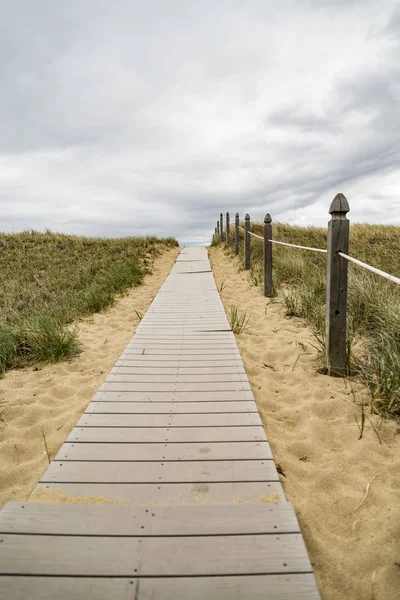 Sendero de madera sobre dunas en la playa . —  Fotos de Stock