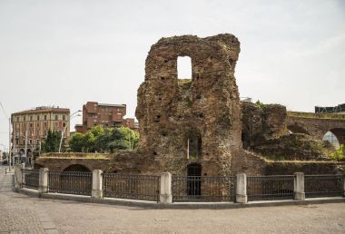Porta Galliera Bologna yakınındaki Harabeleri duvar