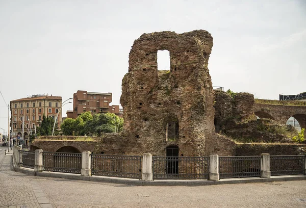 Ruiny zdi poblíž Porta Galliera v Bologni — Stock fotografie