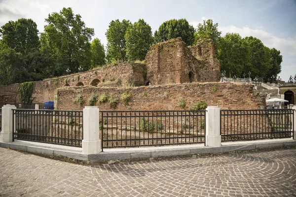 Die ruinenmauer bei porta galliera in bologna — Stockfoto