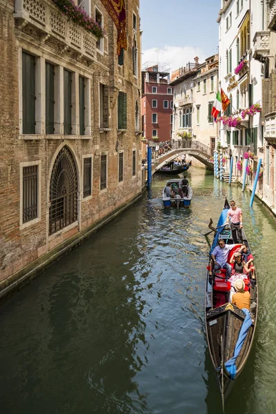 Belle vue sur le canal avec une gondole flottante — Photo