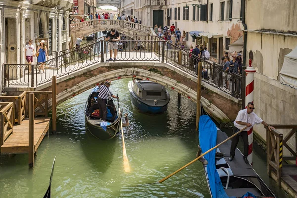 Belle vue sur le canal avec une gondole flottante — Photo