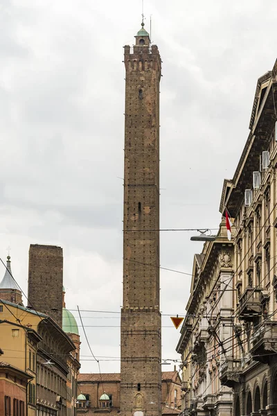 Torre Garisenda ve Degli Asinelli Kulesi