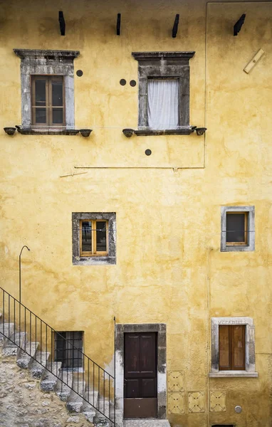 Edifício velho pictorial de aldeias italianas — Fotografia de Stock