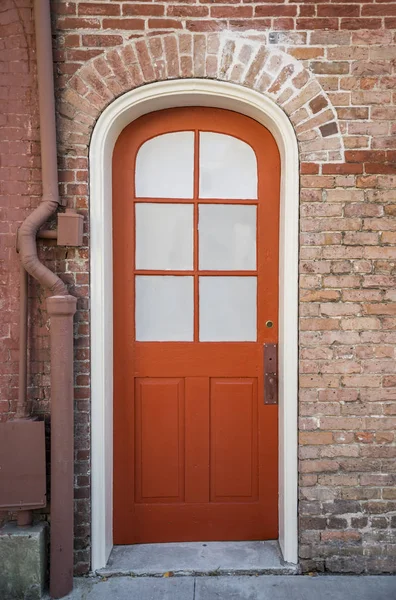 Rode deur in de Franse wijk — Stockfoto