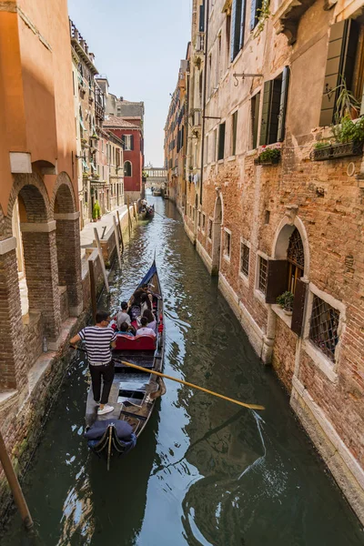 Güzel manzara ile kayan bir gondol kanal