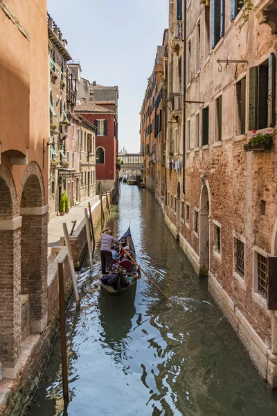 Schöne Aussicht auf den Kanal mit einer schwimmenden Gondel — Stockfoto