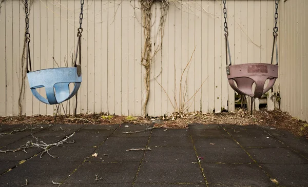 Balançoire pour enfants, aire de jeux dans le parc ton vintage — Photo