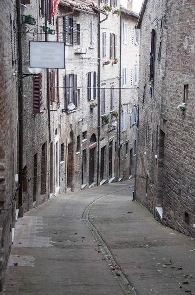 Een klein straatje in Urbino — Stockfoto